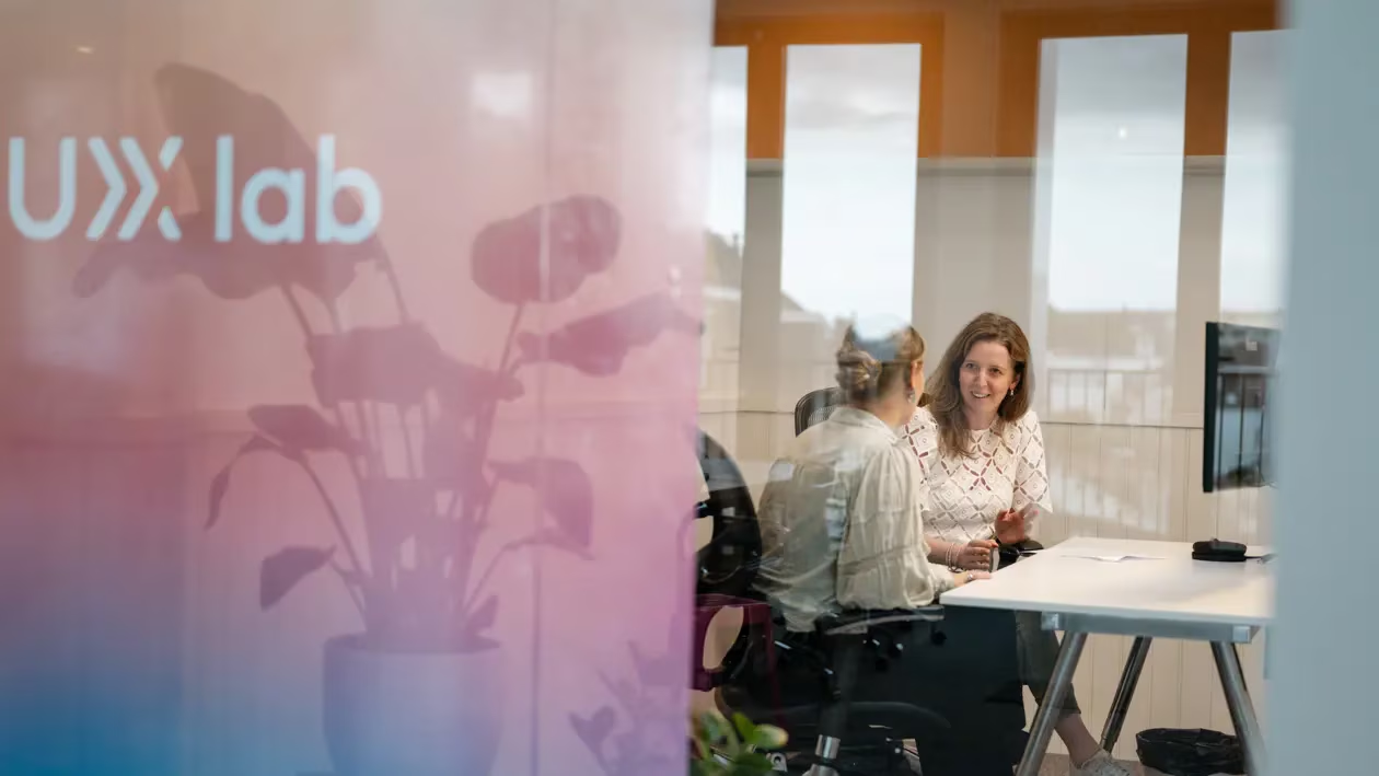 Twee onderzoekers in het Perplex UX Lab tijdens gebruikersonderzoek