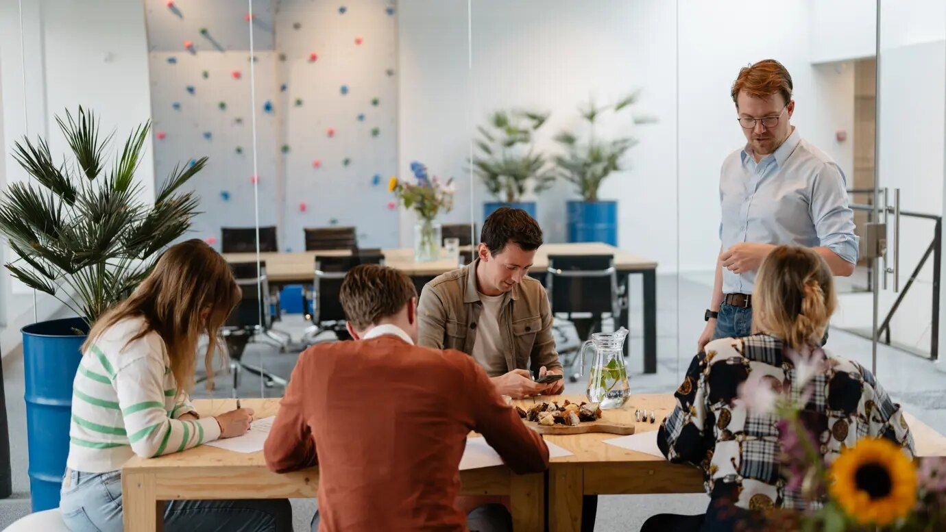 OV-professionals in gesprek rondom een tafel